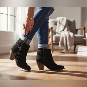 SALE‼️Mia Finnegan braided zip tassel pull sueded Ankle stacked heel 8 hy999